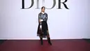 Tampak hadir juga Aseel Omran yang mengenakan koleksi dari Dior Pre Fall 2022, yaitu black lace wool blend knit dengan kemeja katun putih polos, yang dipadunya dengan black wool skirt dan black biker shorts. Foto: Document/Dior.
