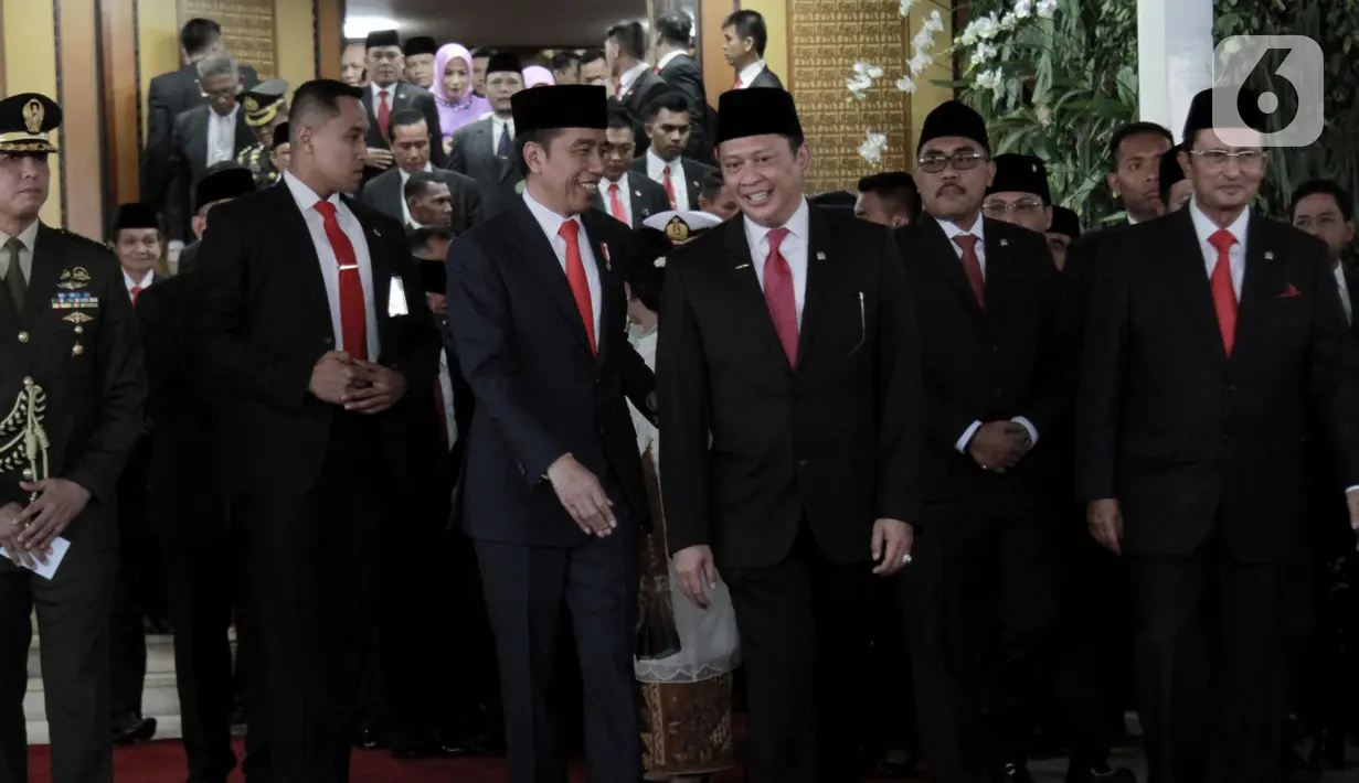 Joko Widodo atau Jokowi (kiri) didampingi Ketua MPR Bambang Soesatyo saat hendak meninggalkan Gedung Nusantara usai dilantik sebagai Presiden RI periode 2019-2024, Jakarta, Minggu (20/10/2019). Jokowi resmi dilantik sebagai Presiden RI periode 2019-2024. (merdeka.com/Iqbal Nugroho)