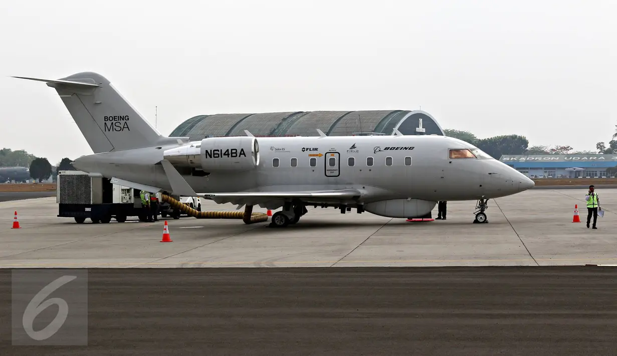 Pesawat Boeing MSA N614BA bersiap sebelum uji terbang di Lanud Halim Perdanakusuma, Jakarta, Rabu (4/11). Uji terbang dengan pesawat Boeing MSA N614BA tersebut dilakukan untuk mengawasi perairan Indonesia. (Liputan6.com/Immanuel Antonius)