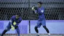 Kiper timnas Indonesia, Andritany dan Satria Tama mengikuti sesi latihan jelang laga melawan Fiji di Stadion Patriot, Bekasi, Jumat, (1/9/2017). Indonesia akan menjalani laga Persahabatan melawan Fiji. (Bola.com/M Iqbal Ichsan)