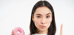 Dengan mengurangi mengonsumsi tepung dan gula, Sahabat Fimela dapat mudah dalam menjaga berat badan agar tetap ideal. [Dok/freepik.com/benzoix]