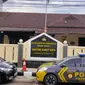 Mobil yang digunakan korban saat menjadi korban pencurian bemodus kempes ban di Garut, Jawa Barat terparkir di Polsek Garut Kota. (Liputan6.com/Jayadi Supriadin)