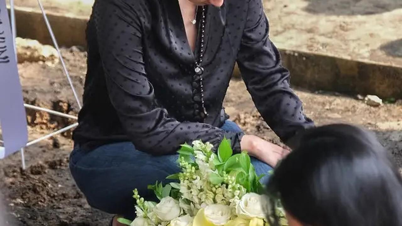 6 Potret Darius Sinathrya Dalam Pemakaman Sang Ayah di Yogyakarta, Donna Agnesia Setia Menemani