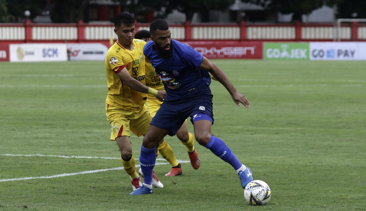 Striker Arema FC, Sylvano Comvalius, berebut bola dengan pemain Bhayangkara FC pada laga Shopee Liga 1 di Stadion PTIK, Jakarta, Rabu (27/11). Bhayangkara menang 1-0 atas Arema. (Bola.com/Yoppy Renato)