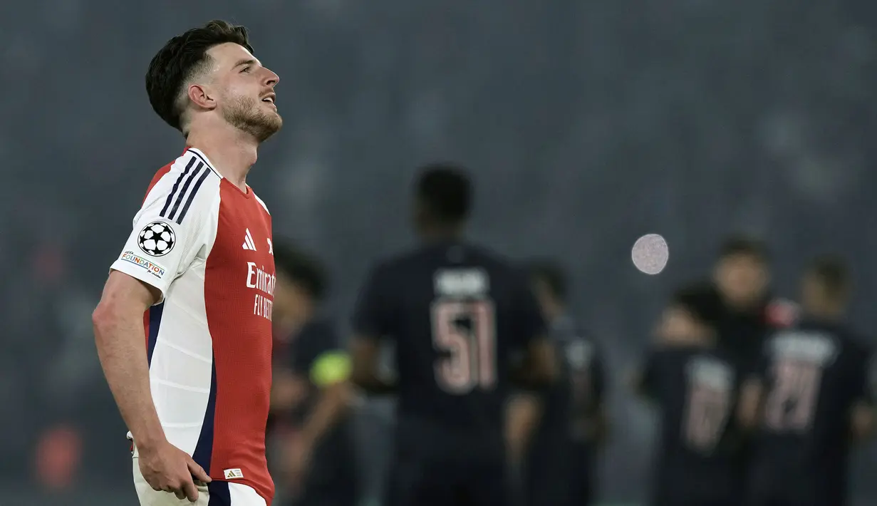 Raut kecewa pemain Arsenal, Declan Rice saat timnya kalah dari PSG dalam laga leg 2 semifinal Liga Champions 2024/2025 di Parc des Princes, Paris, Prancis, Rabu (07/05/2025) waktu setempat. (AP Photo/Aurelien Morissard)