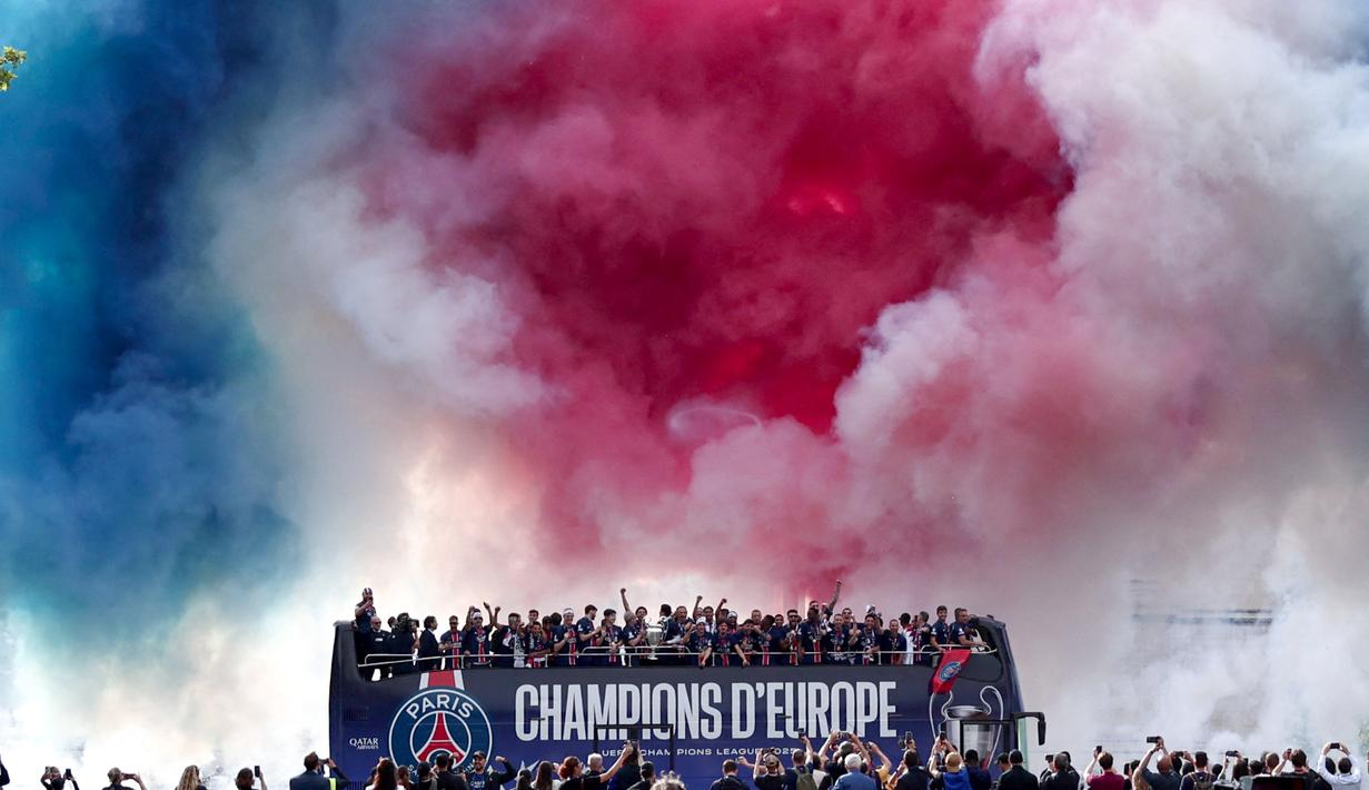 Pemain Paris Saint-Germain (PSG) melakukan pawai merayakan keberhasilan juara Liga Champions di kota Paris. (AFP/Thibaud Moritz)
