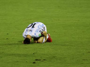Lionel Messi hampir saja mengalami patah kaki saat membela Timnas Argentina kontra Venezuela di matchday ketujuh Kualifikasi Piala Dunia 2022 zona Amerika Selatan, Jumat (3/9/2021). (Foto: AP/Miguel Gutierrez, Pool)