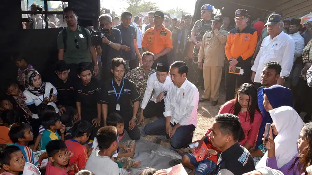Ditemani TGB, Jokowi Bagi-Bagi Buku untuk Korban Gempa Lombok