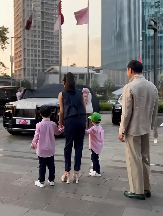Pasalnya, Roll Royce tipe Ghost Extended Wheelbase buatan 2013 ini menjadi kendaraan harian Sandra Dewi saat kerja. (Liputan6.com/IG/@sandradewi88)