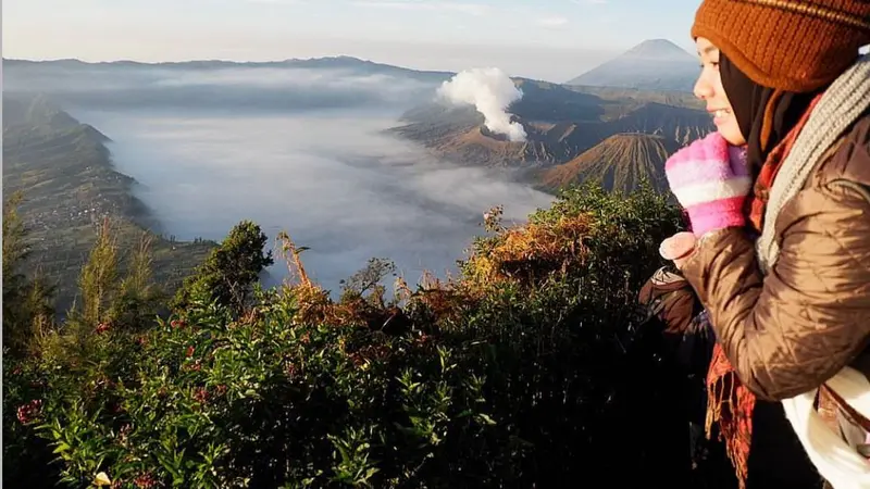 Pendaki di Gunung Pananjakan, dekat Gunung Bromo.