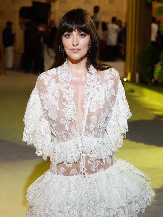 Aktris Amerika Dakota Johnson tampil memukau dengan anting-anting dari koleksi Precious Lace yang menampilkan safir berbentuk buah pir 15,95 karat dan berlian 0,99 karat, serta cincin dari koleksi Haute Joaillerie yang menampilkan safir berbentuk bantal 8 karat dan berlian 0,78 karat bertahtakan emas putih 18 karat. [Chopard]