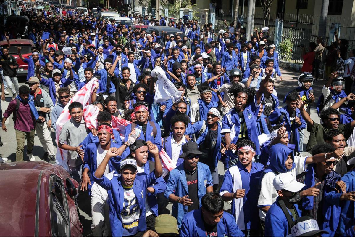 FOTO: Demo Hari Kedua, Mahasiswa Timor Leste Bentrok dengan Polisi