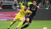 Gelandang Chelsea, Pedro berduel dengan gelandang Eintracht Frankfurt, Makoto Hasebe dalam duel leg pertama semifinal Liga Europa 2018-2019 di Commerzbank-Arena, Jumat (3/5/2019) dini hari WIB. (AFP/Arne Dedert))