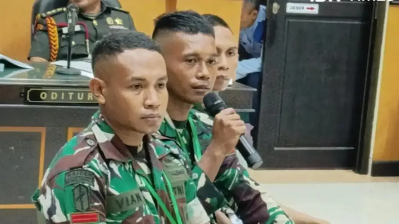 Prada Richard Junimton Bulan saat memberi keterangan sebagai saksi kematian Prada Lucky di Pengadilan Militer Kupang