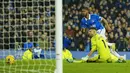 Tiga gol kemenangan Everton tercipta di babak kedua lewat aksi Dwight McNeil (79'), Abdoulaye Doucoure (86'), dan Beto (90+7'). (AP Photo/Jon Super)