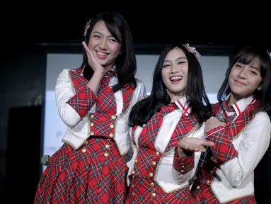 Melody JKT48 (tengah) foto bersama Shania JKT48 (kiri) dan Zara JKT48 (kanan) saat jumpa pers konser Melody Graduation di Jakarta, Jumat (16/3). Manajemen menyiapkan konser Melody Graduation pada 24 Maret jelang kelulusannya. (Liputan6.com/Faizal Fanani)