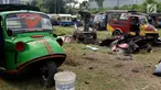 Pekerja melakukan pemotongan bemo hasil razia di sejumlah wilayah Jakarta, pool Rawa Buaya, Cengkareng, Jakarta Barat, Selasa (1/8). Pemusnahan dilakukan, dikarenakan sejak 6 Juni 2017, Dishub DKI melarang bemo beroperasi. (Liputan6.com/Johan Tallo)
