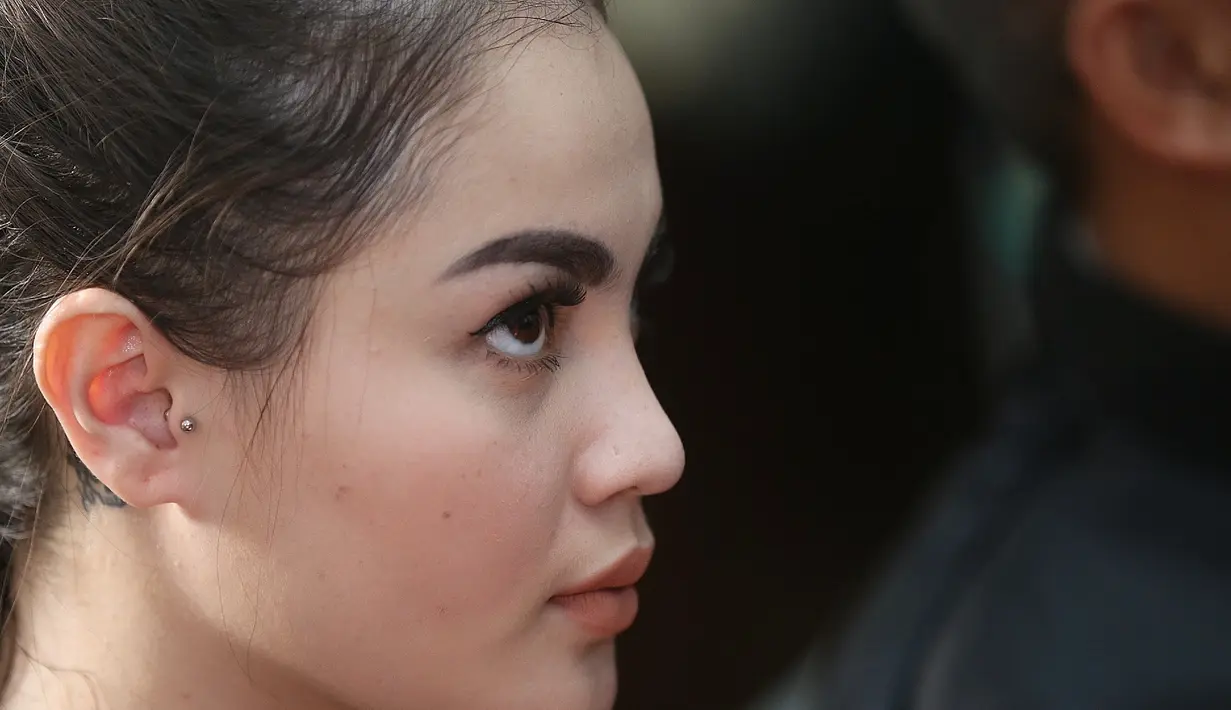 "Sedihlah nggak bisa sama keluarga. Yang dikangenin buka bersama, sahur bersama. Ya suasana Ramadan bareng keluarga lah. Itu yang bikin kangen banget dan bikin nyesek," ujar Jedun.  (Nurwahyunan/Bintang.com)