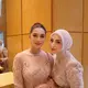 Keduanya tampil anggun dalam balutan kebaya bernuansa blush pink yang memberi kesan feminin sekaligus elegan. [@marginw].
