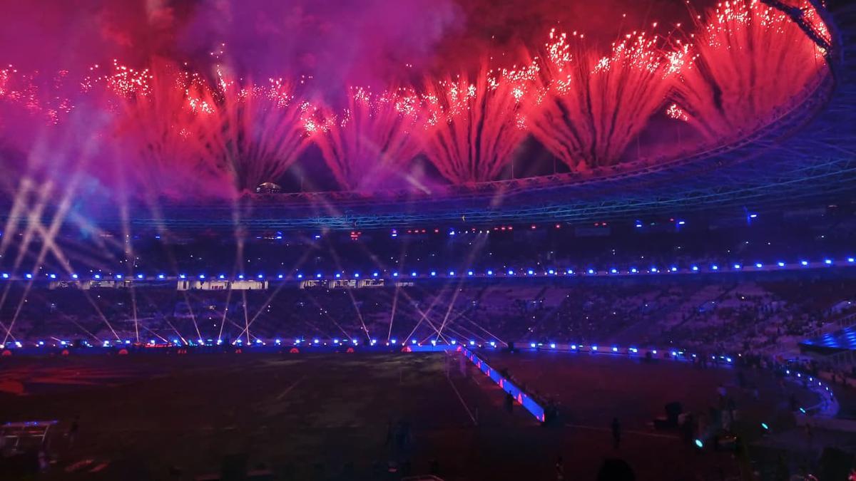 FIFA ASEAN Cup 2026 Resmi Dibuka, 46 Pemain Timnas Indonesia dan Singapura di Tengah Lapangan SUGBK saat National Anthem