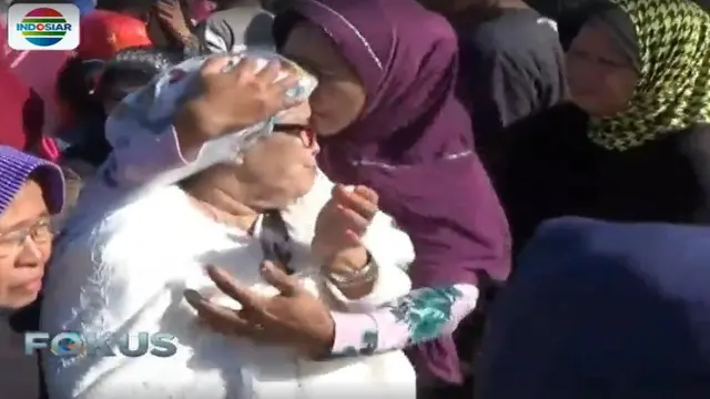 Dengan memeluk jemaah haji, mereka yakin bisa mengikuti jejak keluarganya untuk menunaikan ibadah haji.