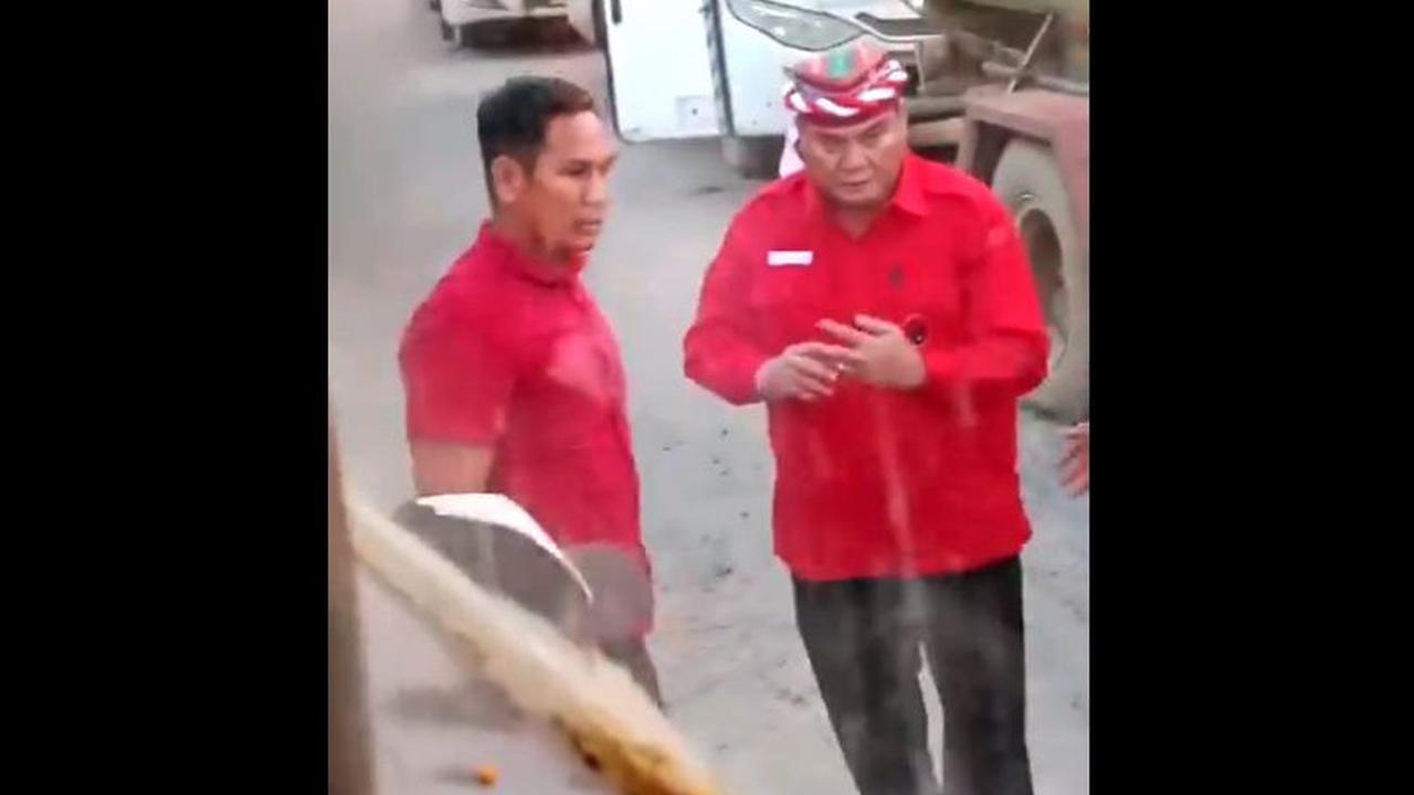 Ketika sopir terjatuh, pria kaus merah melayangkan tendangan kaki kanan dan mengenai wajah bagian kanan sopir.