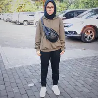 Nissa Sabyan memakai waist bag. (Instagram/nissasabyan)