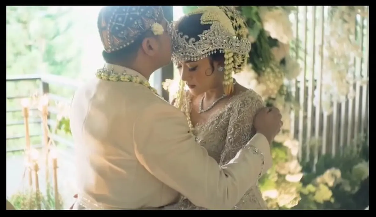 "Ya Allah berkahilah aku dalam permasalahan keluargaku. Berkahilah keluargaku dalam permasalahanku. Berilah mereka rezeki dariku, dan berilah aku rezeki dari mereka.My wife ♥️ @hanifahanna_ 23 Desember 2023," tulis roby_geisha. [Instagram/roby_geishaa]