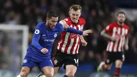 Winger Chelsea, Eden Hazard, diadang gelandang Southampton, James Ward-Prowse dalam laga lanjutan Premier League di Stamford Bridge, London, Kamis (3/1/2019) dini hari WIB. (AP Photo/Frank Augstein)