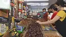 Orang-orang membeli kurma dari toko di sepanjang jalan menjelang bulan suci Ramadhan di Delhi, India pada Selasa (13/4/2021). Kurma sangat identik dengan bulan Ramadhan, karena buah yang satu ini kerap dijadikan pengisi menu sahur dan berbuka puasa. (Sajjad HUSSAIN / AFP)