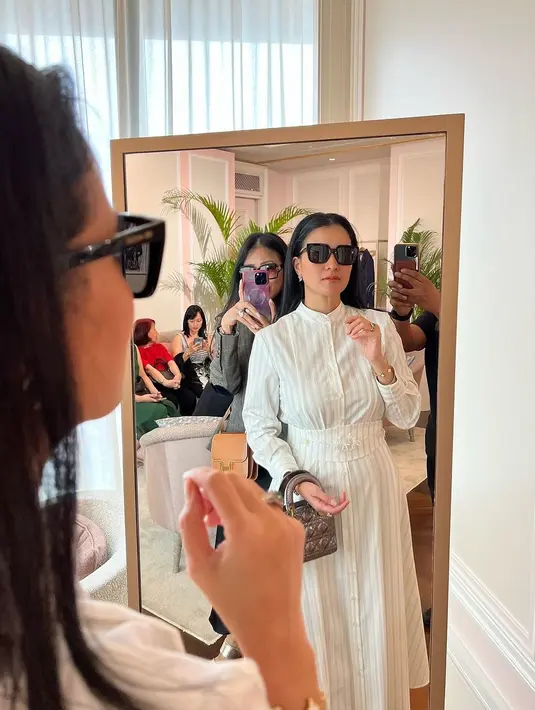 Di event tersebut, Marcella Zalianty menjajal beberapa sunglasses yang bikin dirinya terlihat kece [@marcella.zalianty]