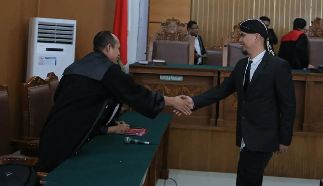 Musisi Ahmad Dhani kembali menjalani sidang kedua kasus ujaran kebencian. Beda dari sebelumnya, kali ini, suami Mulan Jameela itu tampil berbeda. Rapi dengan jas dan blangkon. (Deki Prayoga/Bintang.com)