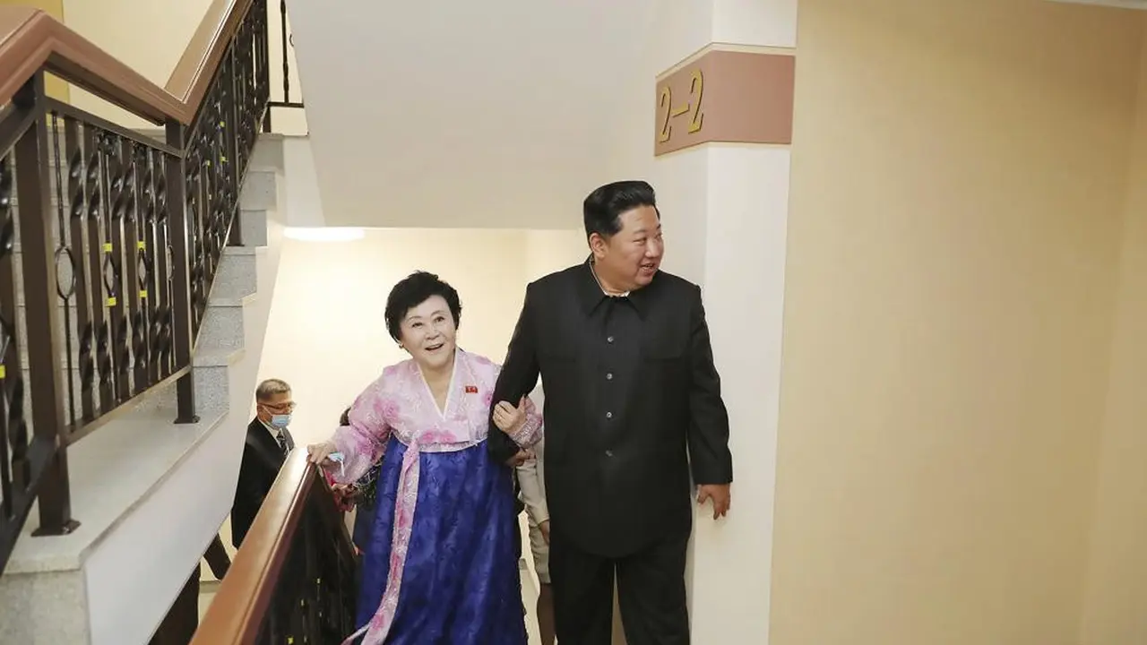 Pink Lady alias Ri Chun Hi dari Korea Utara (Korut) saat mengunjungi rumah baru.(AP)