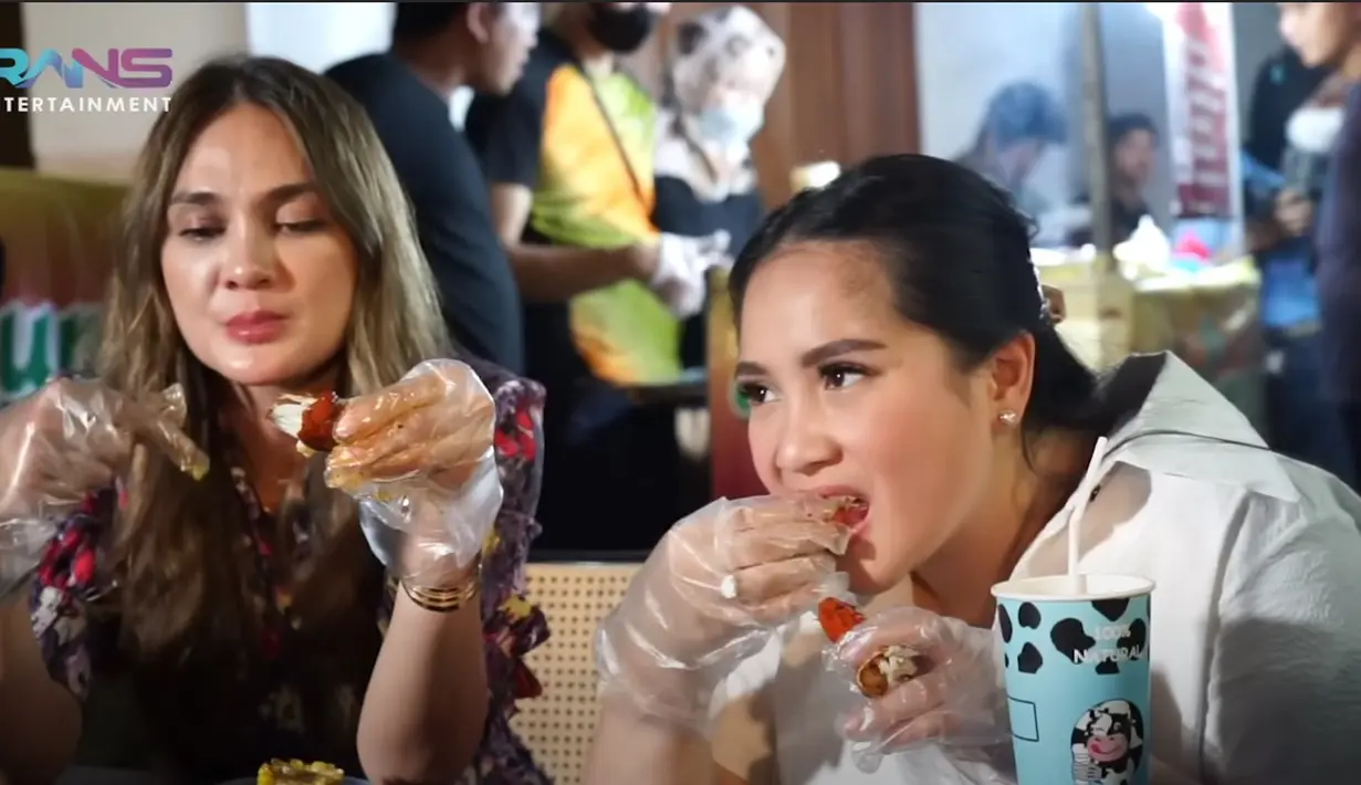 Nagita Slavina bertandang ke kantor Luna Maya dan Marianne Rumantir lalu berlanjut kuliner bareng. (Foto: YouTube.com/Rans Entertainment)
