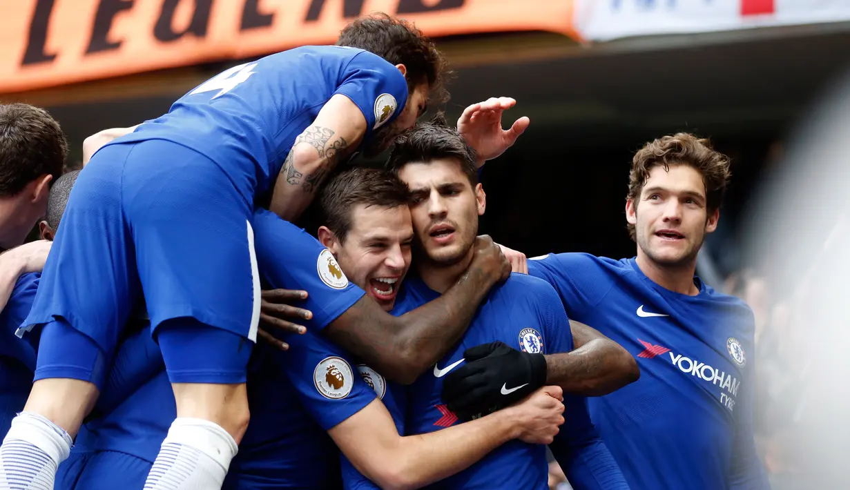 Pemian Chelsea merayakan gol yang diciptakan oleh Alvaro Morata saat menjamu Tottenham Hotspur pada pertandingan Liga Inggris di Stamford Bridge, London (4/1). Gol satu-satunya Chelsea diciptakan oleh Alvaro Morata. (AP Photo / Frank Augstein)