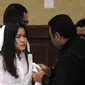 Ekspresi lelah Jessica Wongso saat berbincang dengan kuasa hukumnya saat menjalani sidang lanjutan kasus kematian Wayan Mirna Salihin di PN Jakarta Pusat, Kamis (25/8). (Liputan6.com/Helmi Afandi)