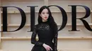 <p>Jisoo BLACKPINK sukses mencuri perhatian lewat tampilannya yang elegan di Fashion Show Dior. Duta global Dior tersebut mengenakan gaun berenda dari koleksi Autumn Winter 2022-2023. Gayanya disempurnakan dengan tas Lady Dior with micro format. (Instagram/Dior).</p>