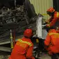 Petugas Damkar melakukan evakuasi pada mobil boks yang jatuh dari lantai 3 Pasar Cipulir, Jakarta, Selasa, (19/1/2016). Dua orang dikabarkan tewas dalam peristiwa tersebut. (Liputan6.com/Faisal R Syam)