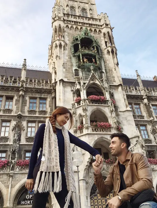 Seperti diketahui, Tata Janeeta mengaku menikah dengan Mehdi Zati secara siri pada 31 Juli 2014. Pada pertengahan tahun 2017, Mehdi menjatuhkan talak. Pada bulan Maret, keduanya resmi menikah dan tercatat di negara. (Instagram/tatajaneetaofficial)