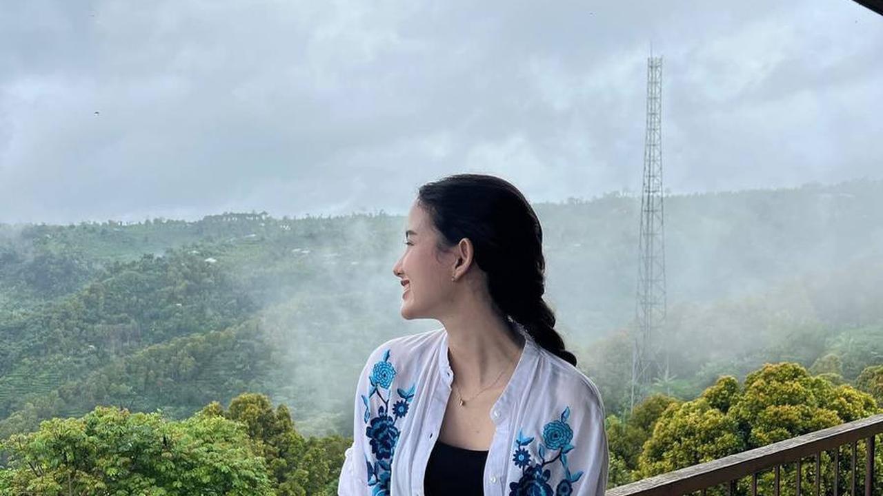 Berikut Ini Potret Sarah Menzel Nongkrong di Cafe dan Pesan Pisang Goreng, Sederhana Tapi Cantik Luar Biasa