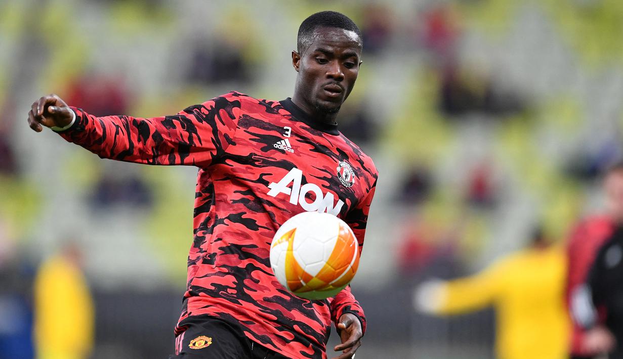 Eric Bailly. Akibat sering dilanda cedera, perlahan ia mulai tergusur dari skuat utama Mancester United sejak musim lalu. Situasi menjadi lebih rumit usai kedatangan Raphael Varane. Dengan harga hanya 10 juta euro, Newcastle United diyakini akan bergerak cepat menariknya. (AFP/Pool/Adam Warzawa)