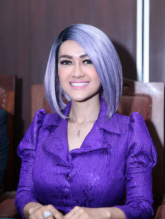 Untuk kedua kalinya Julia Perez resmi menyandang status janda. Pertama ia menikah dengan Demian Perez. Enam tahun, ia menjadi suami Demian yang berakhir pada 2008 silam. Ia menikah kembali dengan Gaston Castano sejak 2013. (Nurwahyunan/Bintang.com)