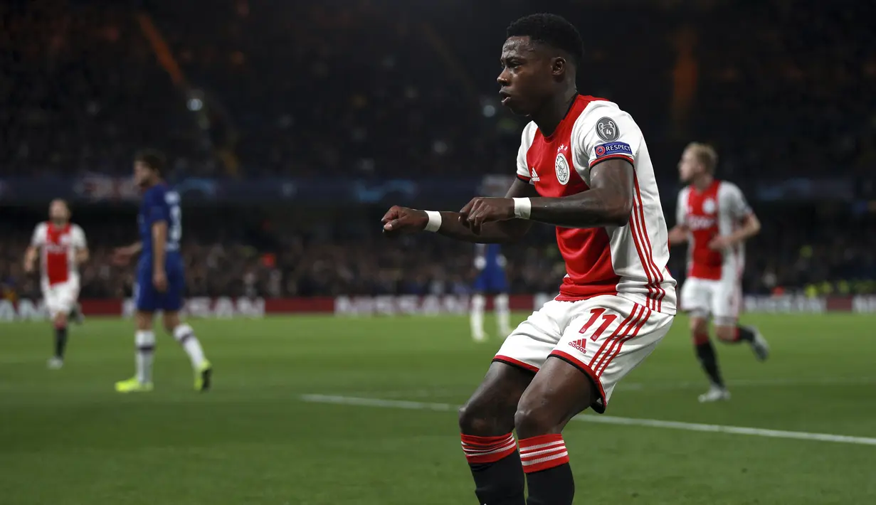 Penyerang Ajax, Quincy Promes berselebrasi usai mencetak gol ke gawang Chelsea pada pertandingan lanjutan Grup H Liga Champions di Stamford Bridge, London (5/11/2019). Chelsea bermain imbang 4-4 atas Ajax. (AP Photo/Ian Walton)