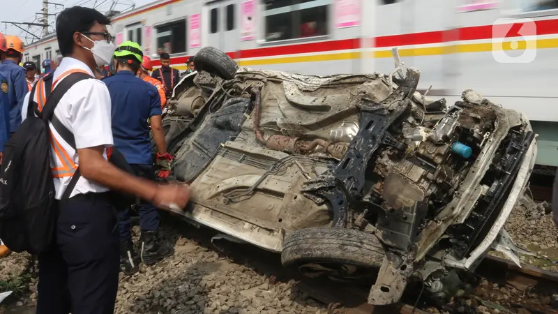 FOTO: KRL Tabrak Mobil di Perlintasan Sebidang Depok