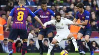 Gelandang Real Madrid, Isco, berusaha melewati kepungan pemain Barcelona pada laga La Liga Spanyol di Stadion Camp Nou, Barcelona, Minggu (28/10). Barcelona menang 5-1 atas Madrid. (AFP/Gabriel Bouys)