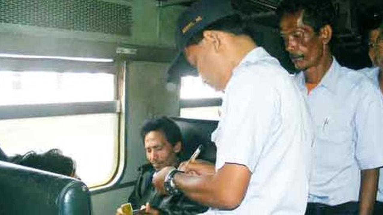Petugas PT KAI berhasil tangkap 14 calo tiket penumpang