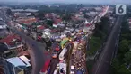 Foto udara memperlihatkan kondisi lalu lintas di Simpang Jomin Pantura, Cikampek, Jawa Barat, Jumat (29/4/2022). Memasuki H-3 Idul Fitri, jalur mudik didominasi oleh kendaraan roda dua, truck dan mobil. (merdeka.com/Imam Buhori)