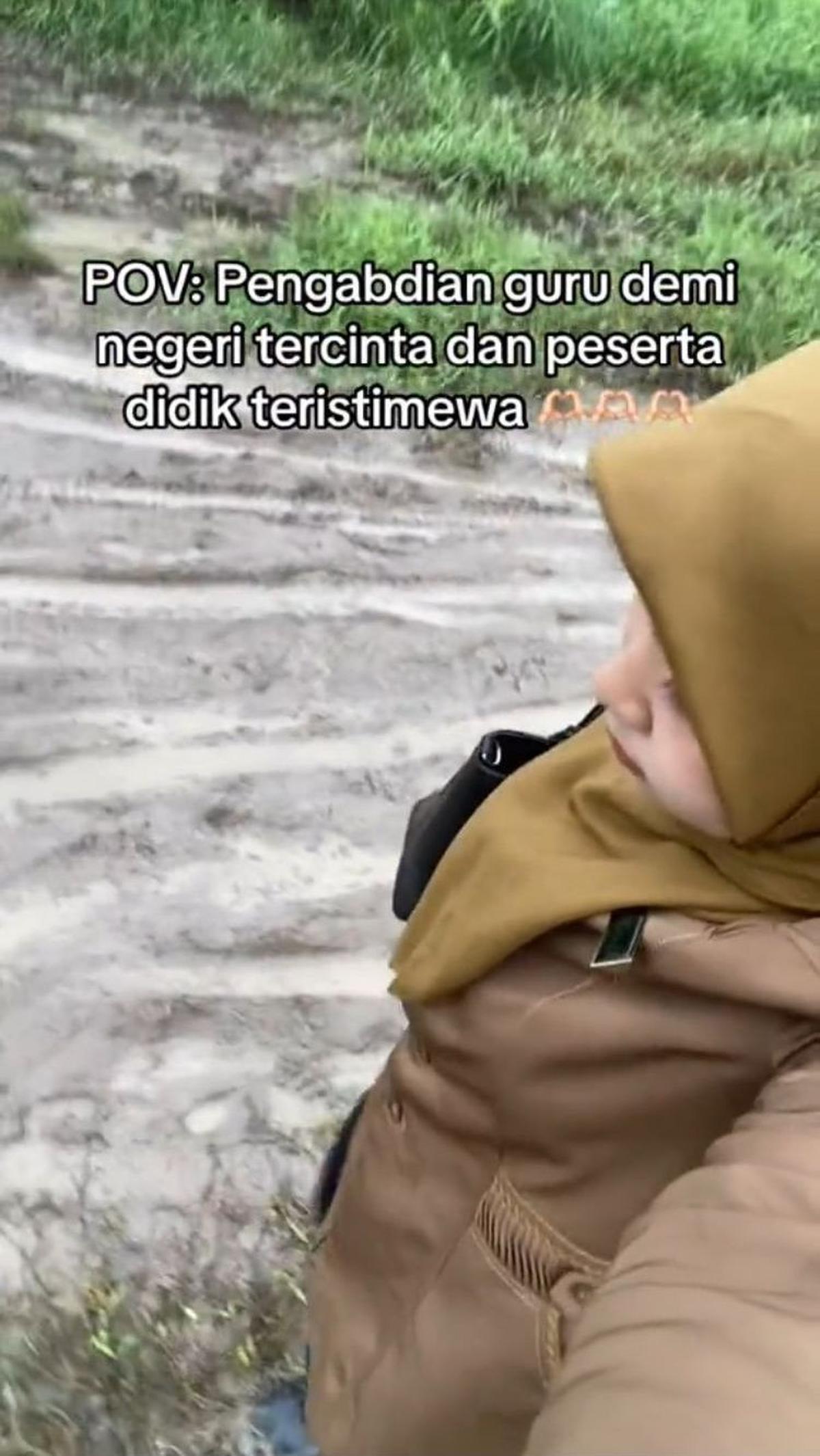 "POV: pengabdian guru demi negeri tercinta dan peserta didik teristimewa," tulisnya di awal video.