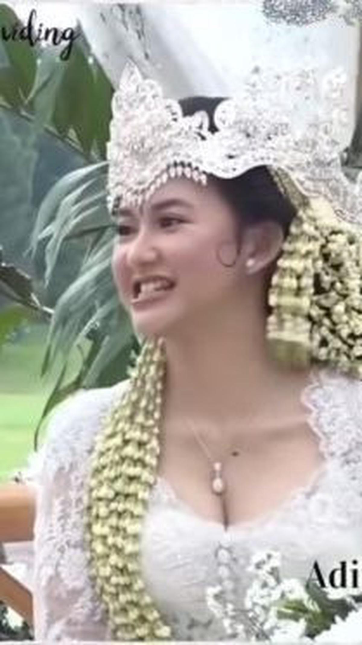 Pada hari pernikahannya dengan Armand Zachary, Dinda terlihat sangat imut dan menggemaskan, bukan?<br>