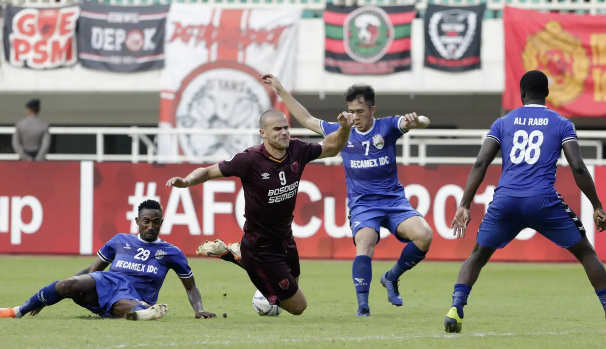 Striker PSM Makassar, Eero Markkanen, terjatuh saat berebut bola dengan pemain Becamex Binh Duong pada laga semifinal Zona ASEAN Piala AFC 2019 di Stadion Pakansari, Rabu (26/6). PSM menang 2-1 atas Becamex Binh Duong. (Bola.com/M Iqbal Ichsan)